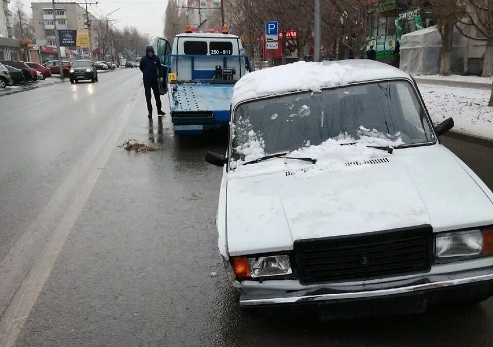 Эвакуатор в Заводском районе Саратова. Машина семерка падает. 89518810302 199 Семёрка в Энгельсе. Человек паук упал на ВАЗ 2107. Семерка новостей