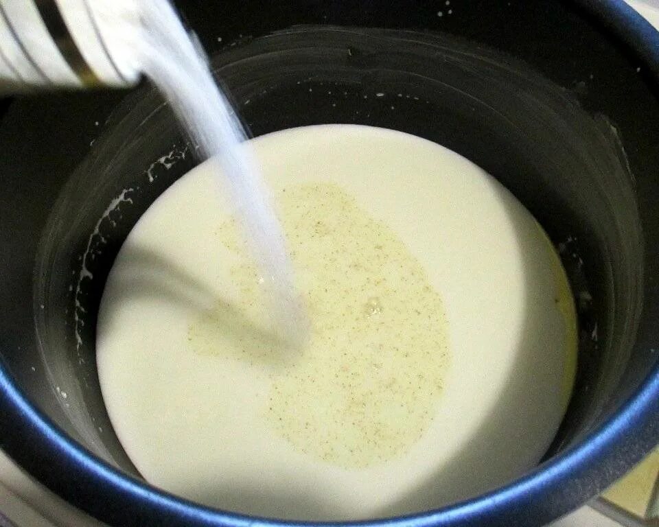 Манка в мультиварке рецепт. Молоко и манка. манная каша на молоке без комочков. варка манной каши на молоке. каша манка молоко манка.