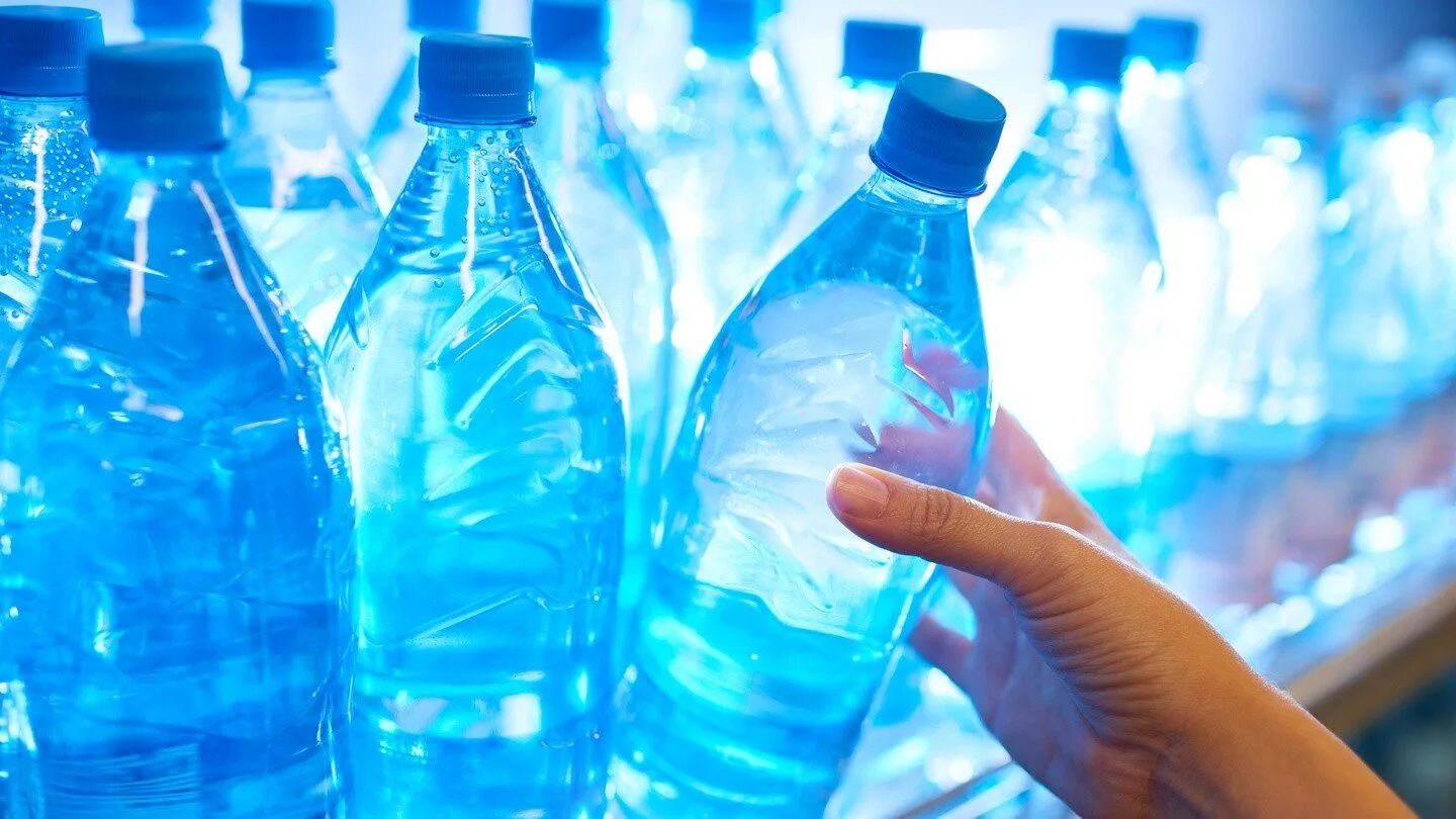 Вода в бутылках и напитки. Минеральные воды. Питьевые Минеральные воды. Бутылка для воды. Пластиковая бутылка для воды.