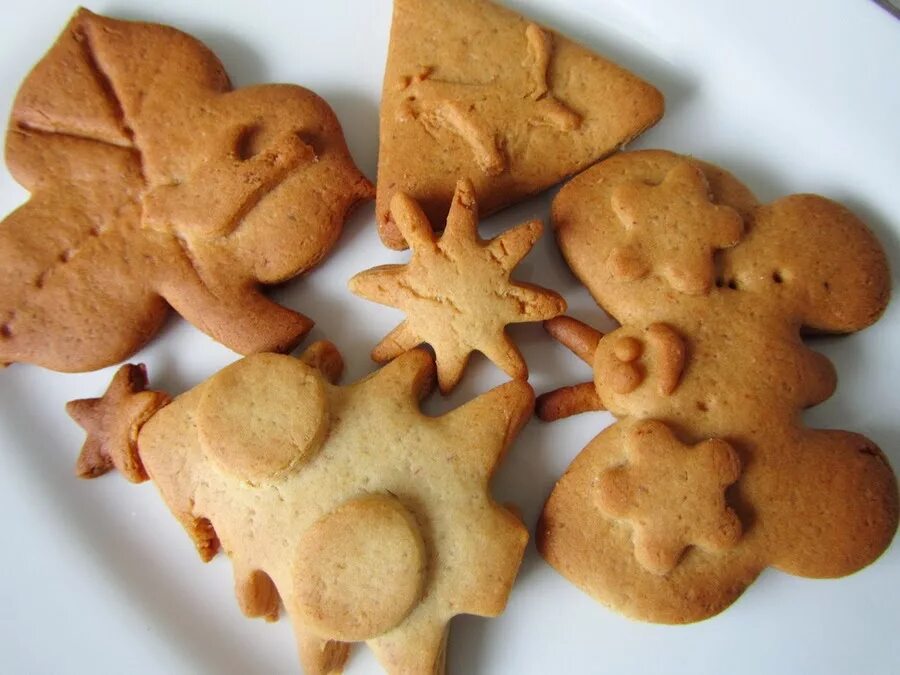 Рецепт печенья простого формочки. Фигурки для печенья. Фигурное печенье. Печенье фигурки для детей. Песочное печенье фигурное.