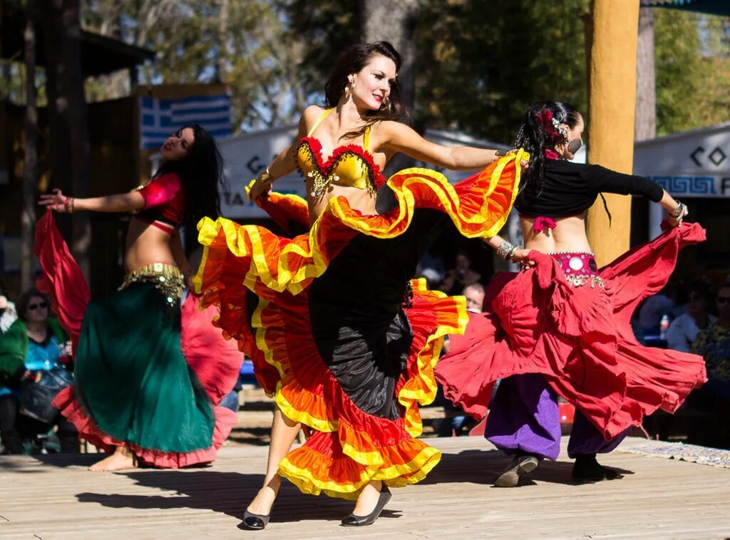 Цыганские пляски. Цыгане танцуют. Танцы цыган. Современный Цыганский танец.