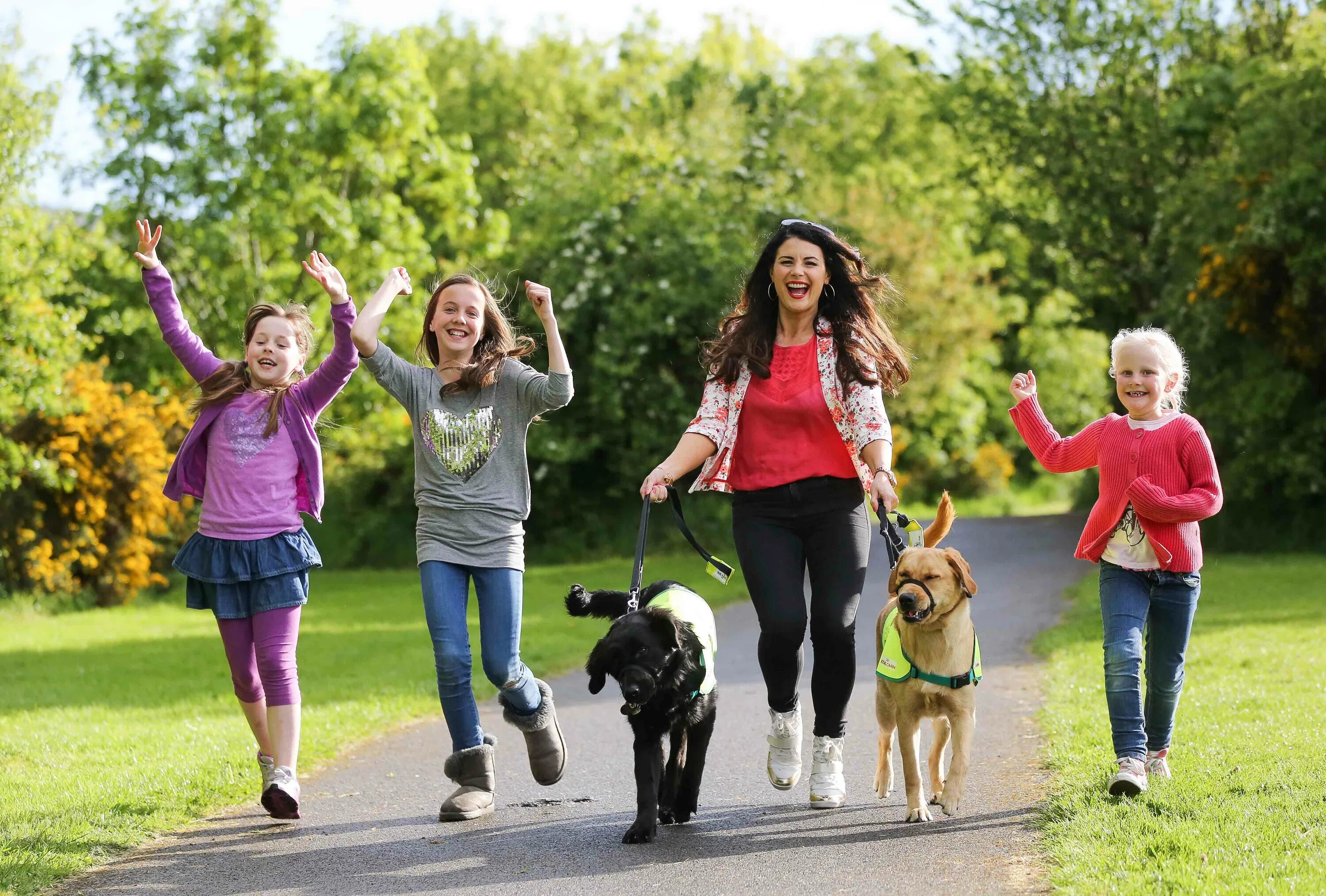 Friend likes to walk. Going to the Park. Друзья дети около дома. Go for a walk. Go for a walk in the Park.