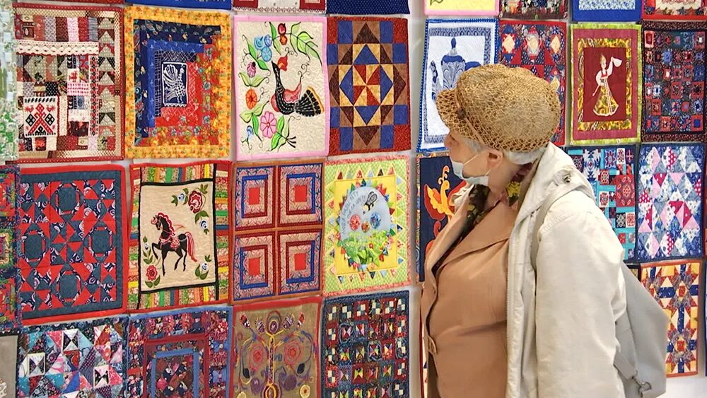 Лоскутная выставка. Выставка шедевры лоскутного шитья в манеже. Пэчворк в одежде. Фестиваль лоскутного шитья душа россии 2022. Выставка шитья.