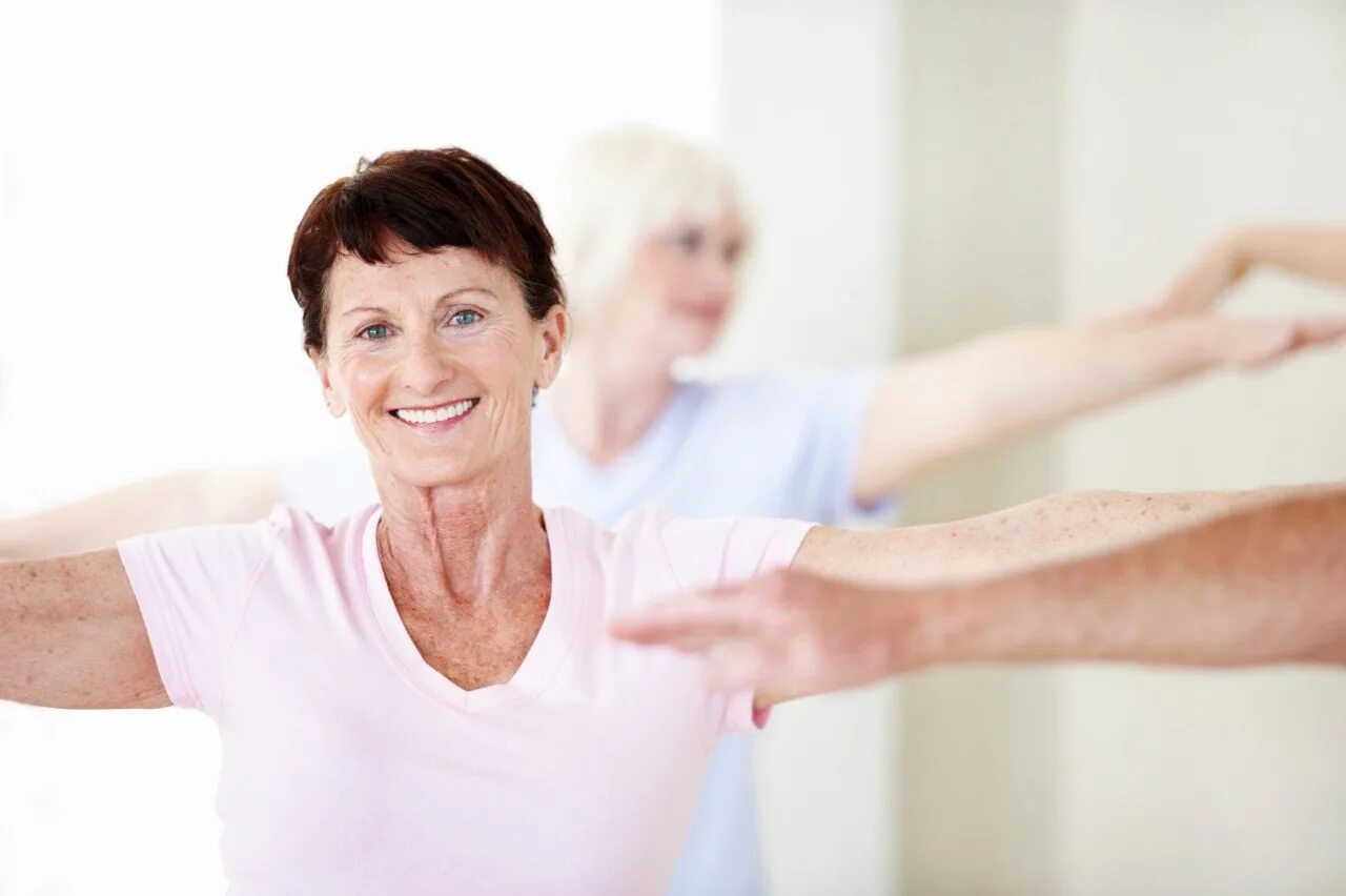Фитнес для пожилых женщин. Фитнес для женщин старшего возраста. Физкультура для пожилых. Аэробика для пожилых женщин.