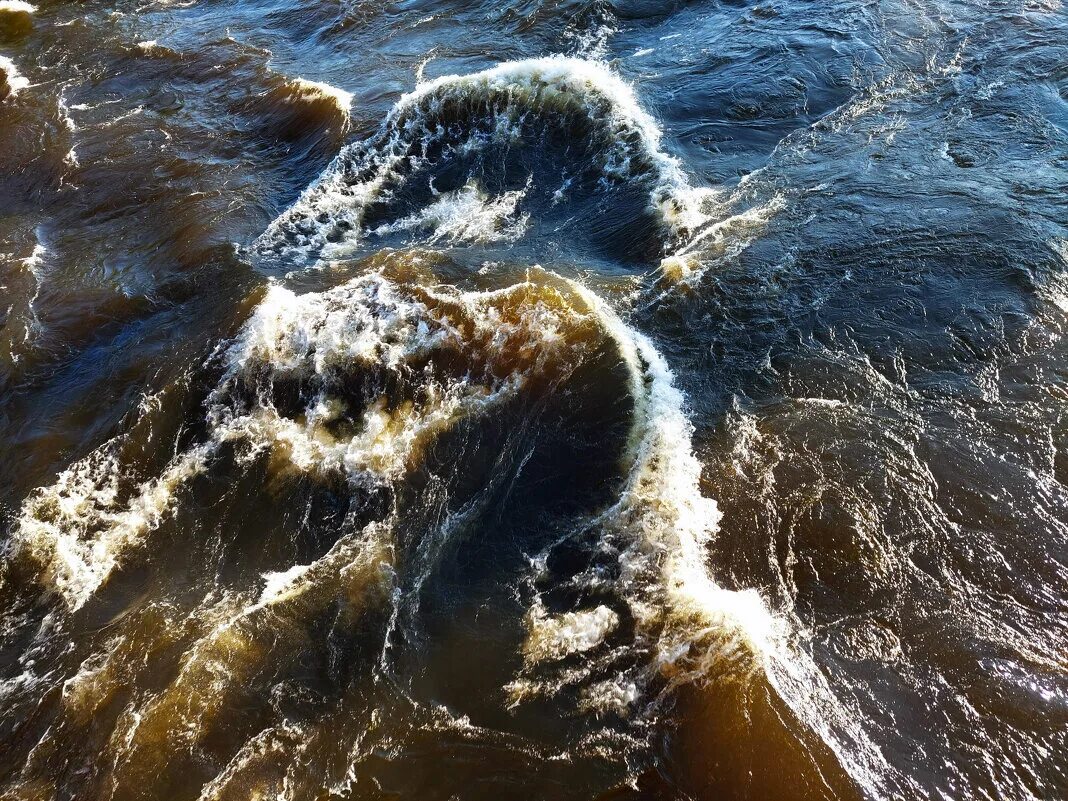 и сия пучина поглотила. в общем все померли. и сея пучиеа проглотияла ея. и сия пучина поглотила ея в один момент. сия пучина.