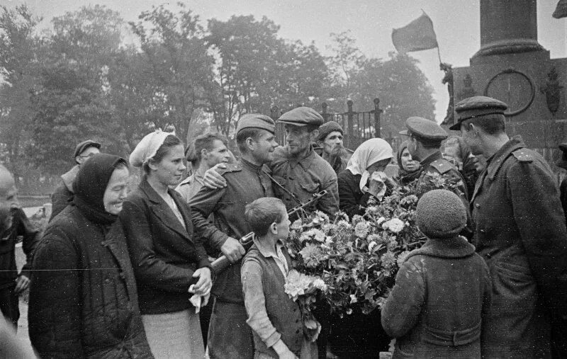 Встреча советских солдат освободителей 1943. Освобождение Мариуполя 1943 Великая Отечественная. ВОВ освобождение. Фото ВОВ. Фашистских захватчиков в 1944 году