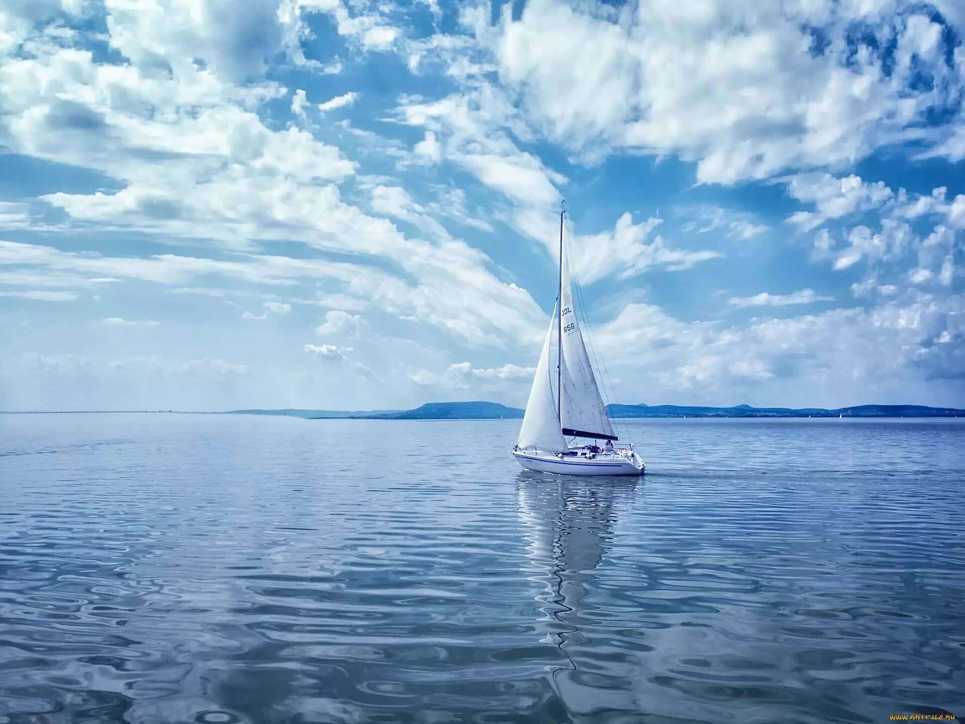 Яхта парус. Парусный корабль ночью. Красивые парусные корабли. Парусник в облаках. Белая яхта в море.