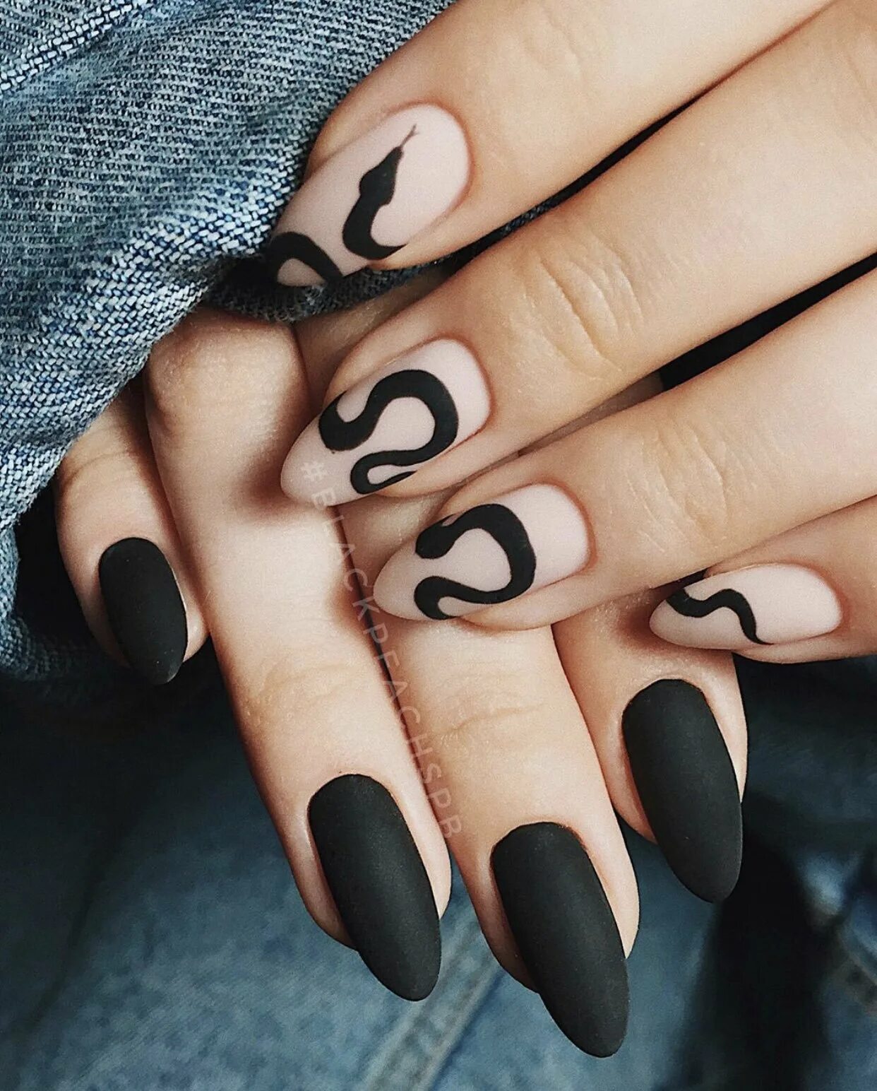 Средние черные ногти. Черный маникюр. Ногти черно белые. Красивый черный маникюр. Дизайнерские ногти.