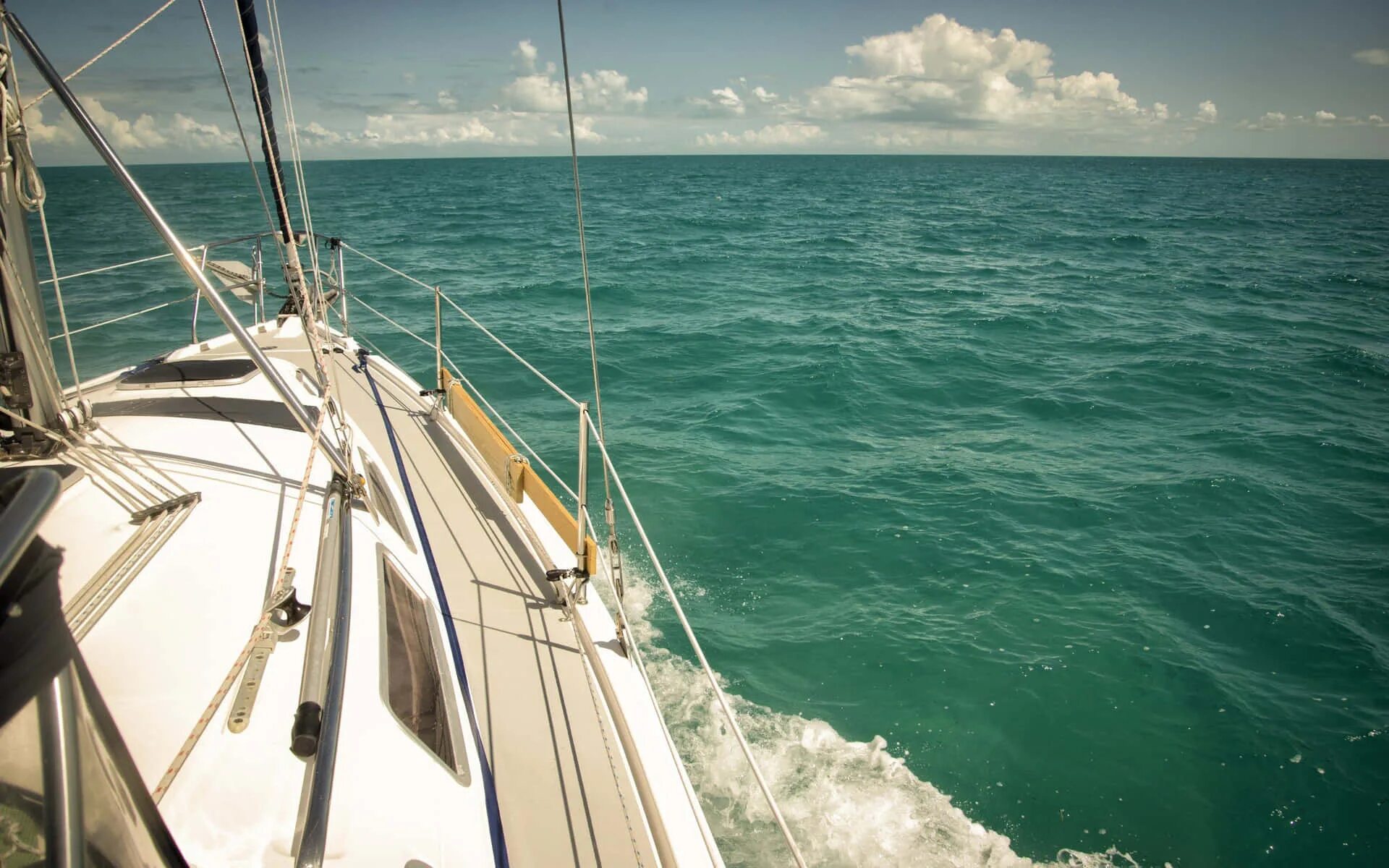 Sail a lot. Королевская регата канада. Парусная лодка. Канал в испании с лодками. Sail a lot.