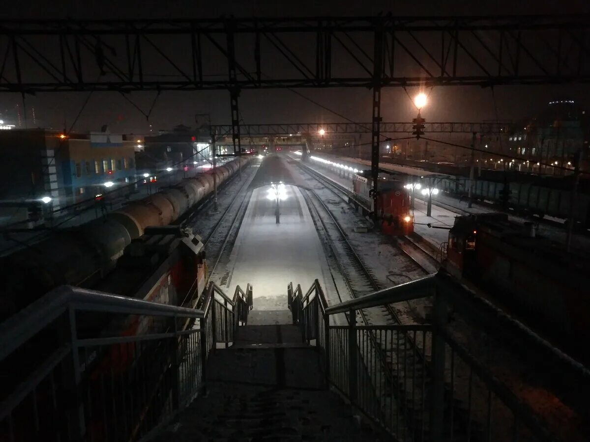 Условия труда составителя поездов. Ночные поезда из Саратова. Составитель поездов зимой.