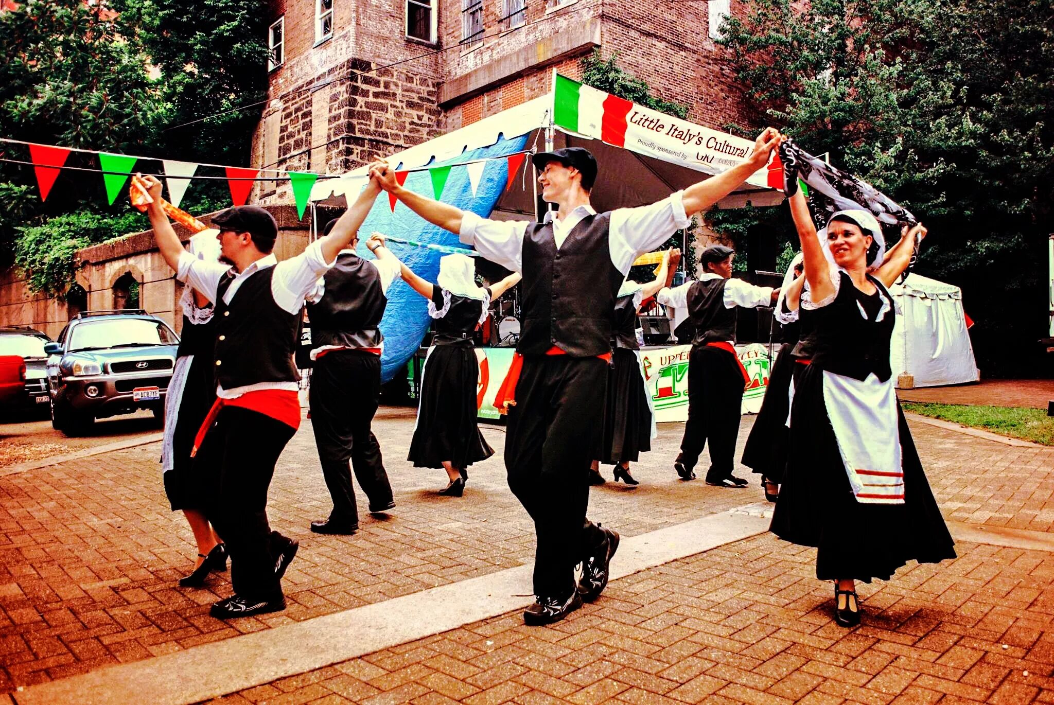 Песня поют итальянцы. Италия Тарантелла. Национальный танец Италии. Народные танцы Италии. Итальянский традиционный танец.