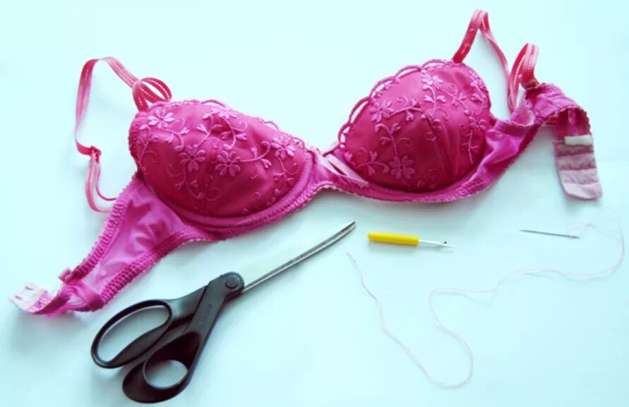 отрезала лифчик. разрезал лифчики девушки. примеряет лифчик девочка. женское бельё с ножом. женщина надевает бюстгальтер.