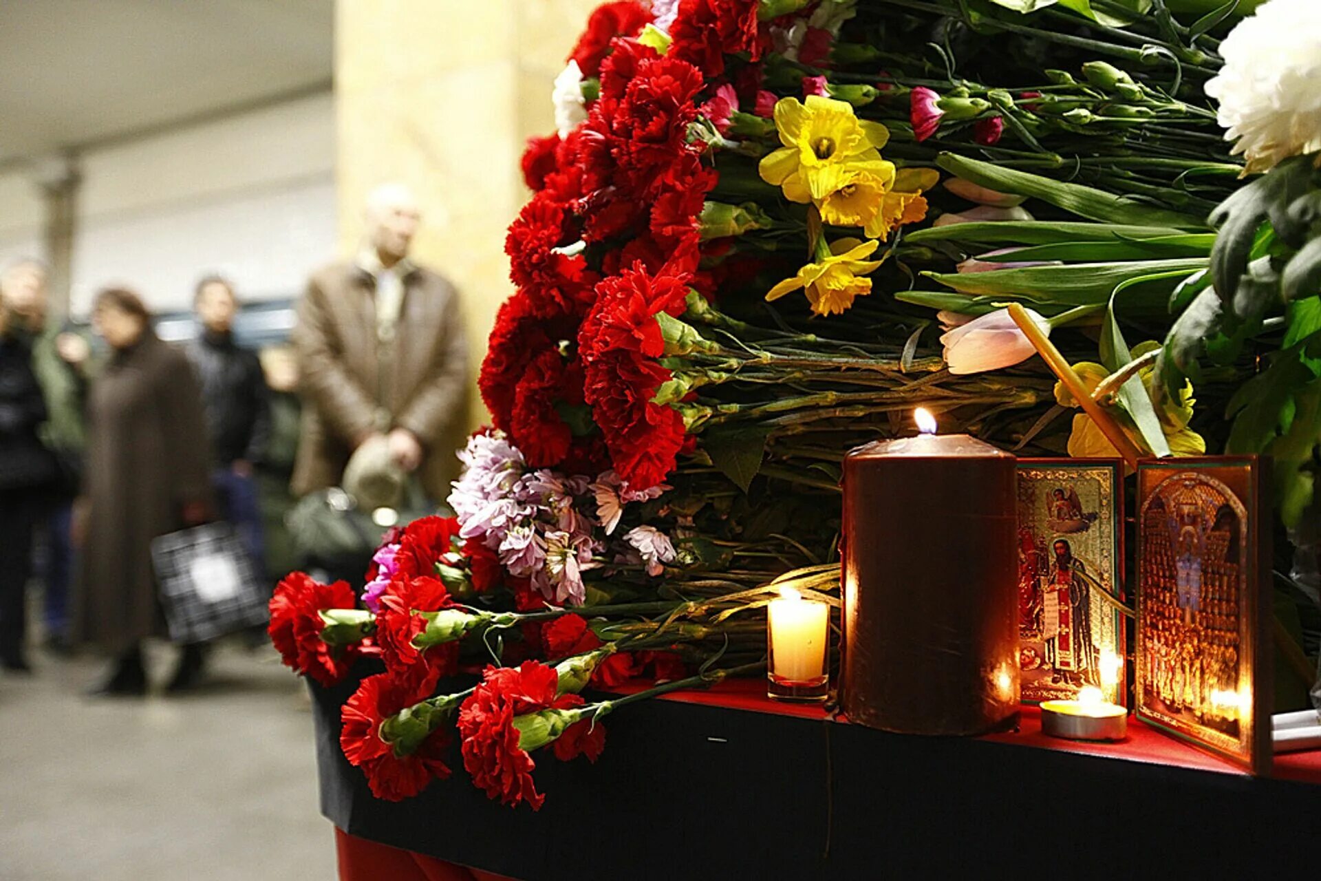 День траура по погибшим в теракте. Траурные цветы. Цветы на похоронную фотографию. Прощание с погибшими в Беслане. Фон для похоронного фото.