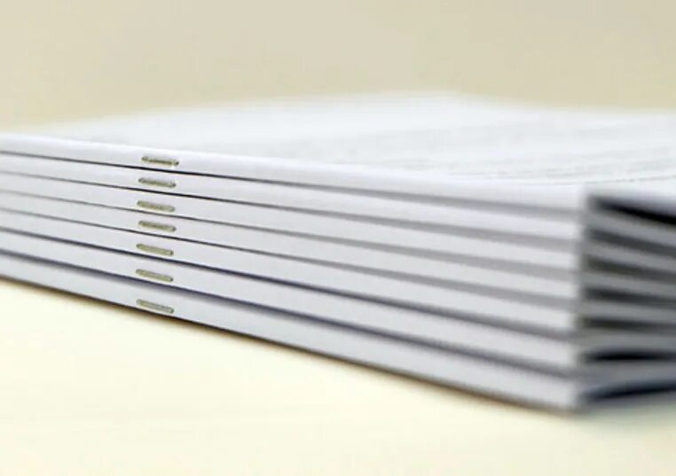 Брошюра на скрепке. Скрепление скобами. Скрепление книги скобами. Переплет на скобу. Переплет на скрепку.