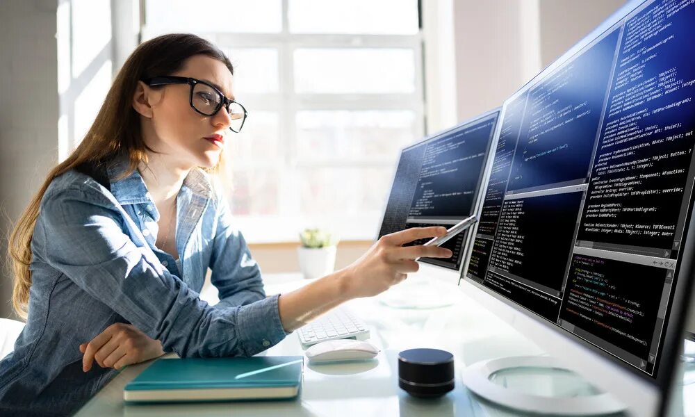 Coding girl. Woman programmer. programmer girl. tech girl program 2025.