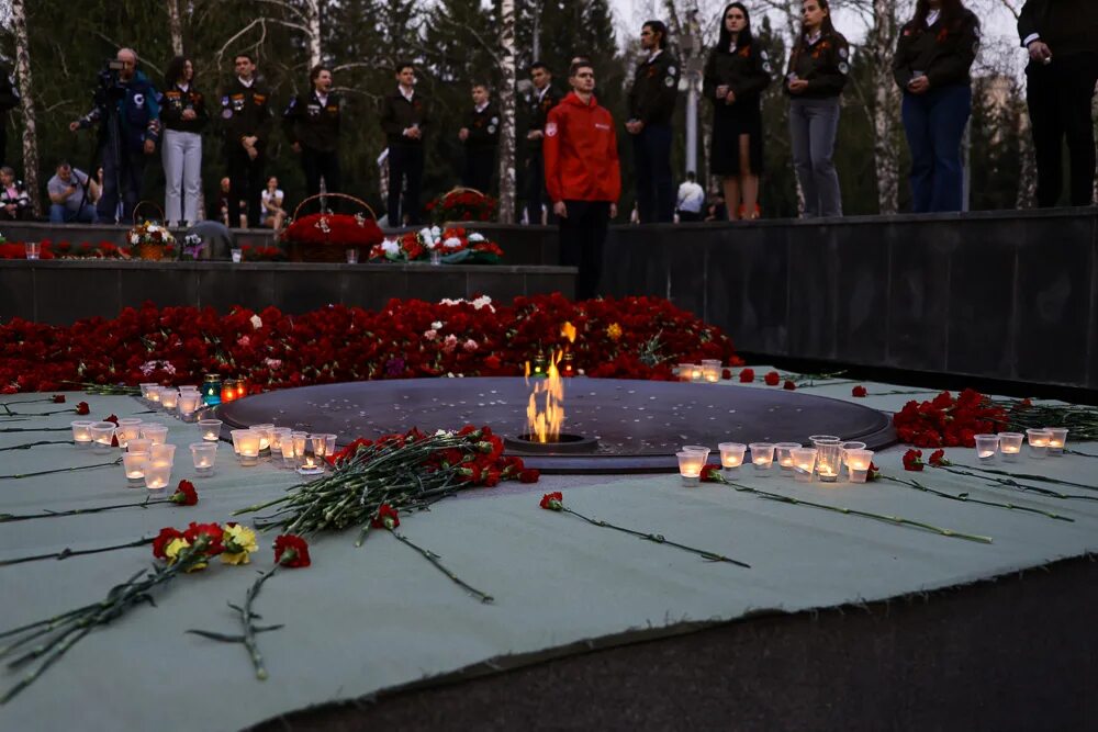 Монумент славы Новосибирск. Памятники славы Новосибирской области. Свеча памяти на монументе славы в Новосибирске 2023. Свеча памяти.