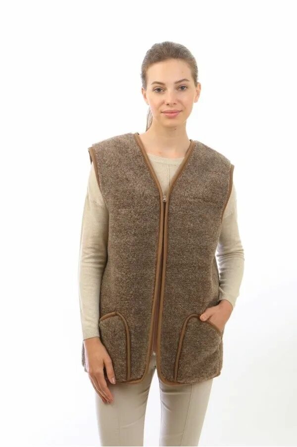 Безрукавки из овчины женские. Жилет алекс джунис из овечьей шерсти. Жилет гоби из верблюжьей шерсти. Жилет alwero tatra белый. Жилетка шерсть.