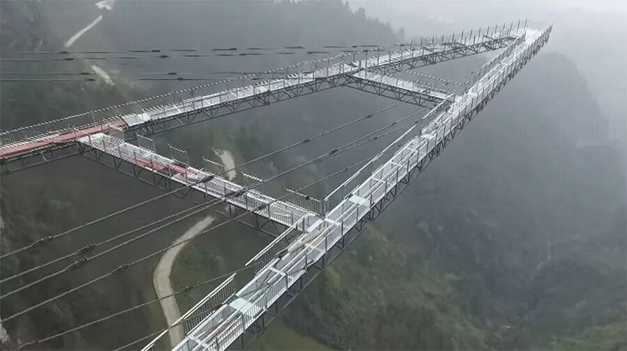 200 метров москва. Стеклянный мост Чунцин. Чунцин мост над пропастью. Мост Чунцин в Китае. Прозрачный мост.