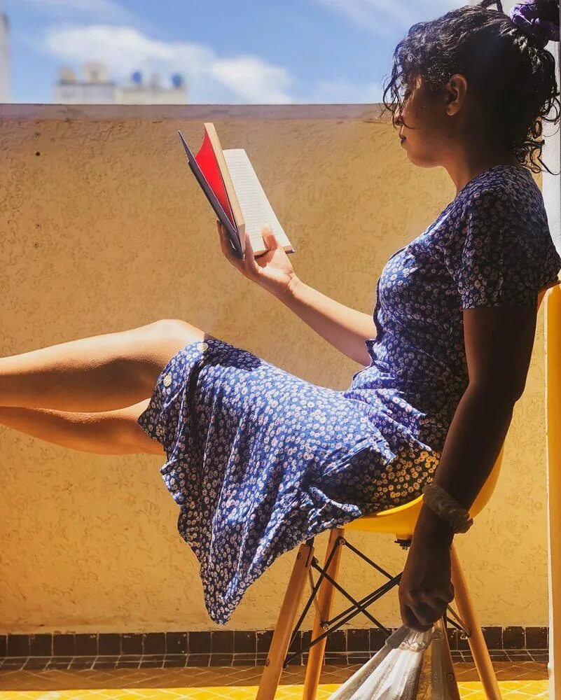 Возьму сяду. Возьму сяду. Я тетрадочку открою и с наклоном положу. Стих я тетрадь свою открою. Тетрадь с наклоном положу.