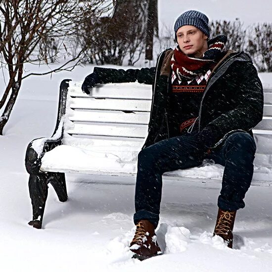 мужская зимняя фотосессия. фотосессия мужчин на улице зимой. люди зимой. фото мужчин зимой на улице. парень зима.