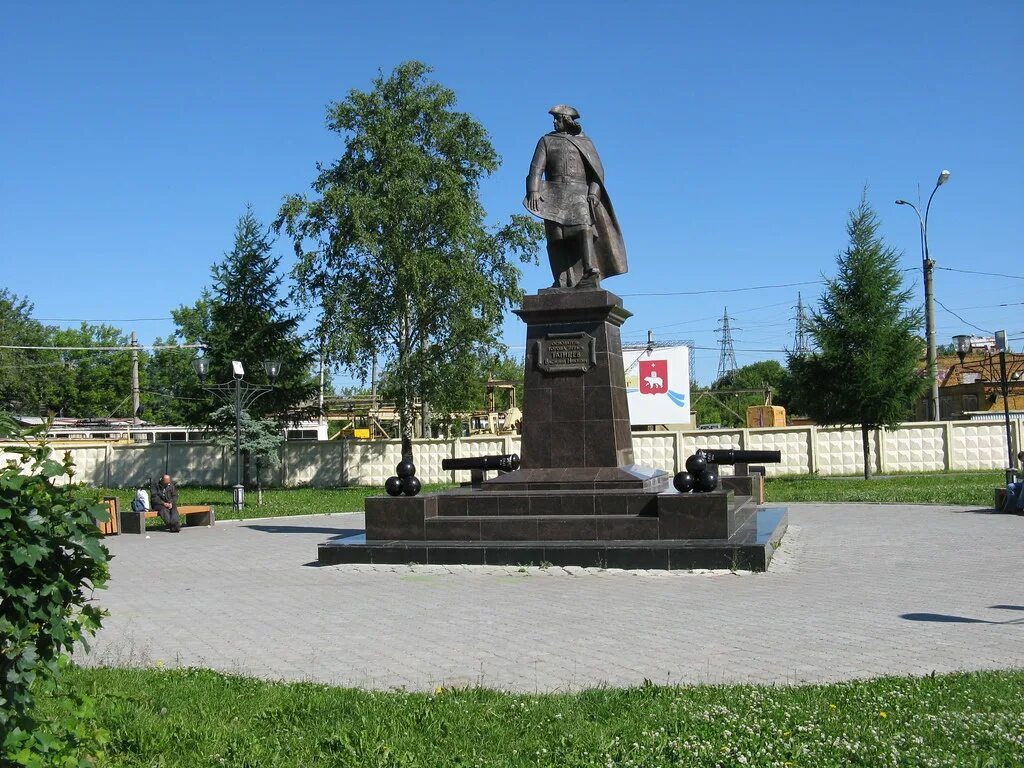 Татищев пермь. Татищев памятник в перми. памятник василию татищеву в перми. татищев статуя в перми.