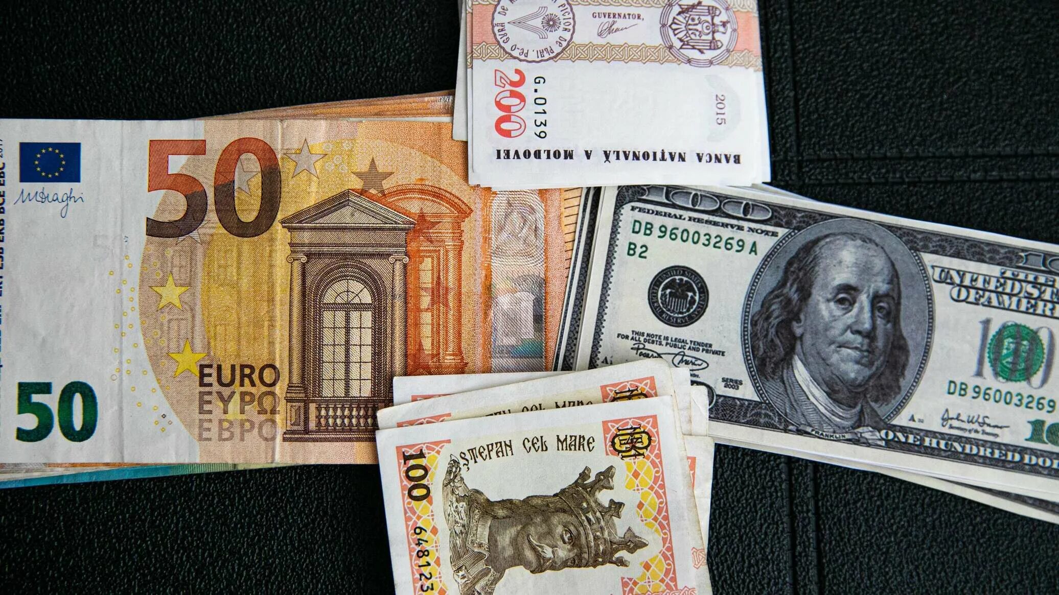 19 гривен в рублях. Евро. Курс евро. Рубль и доллар в 90х. Курс евро в Молдове.