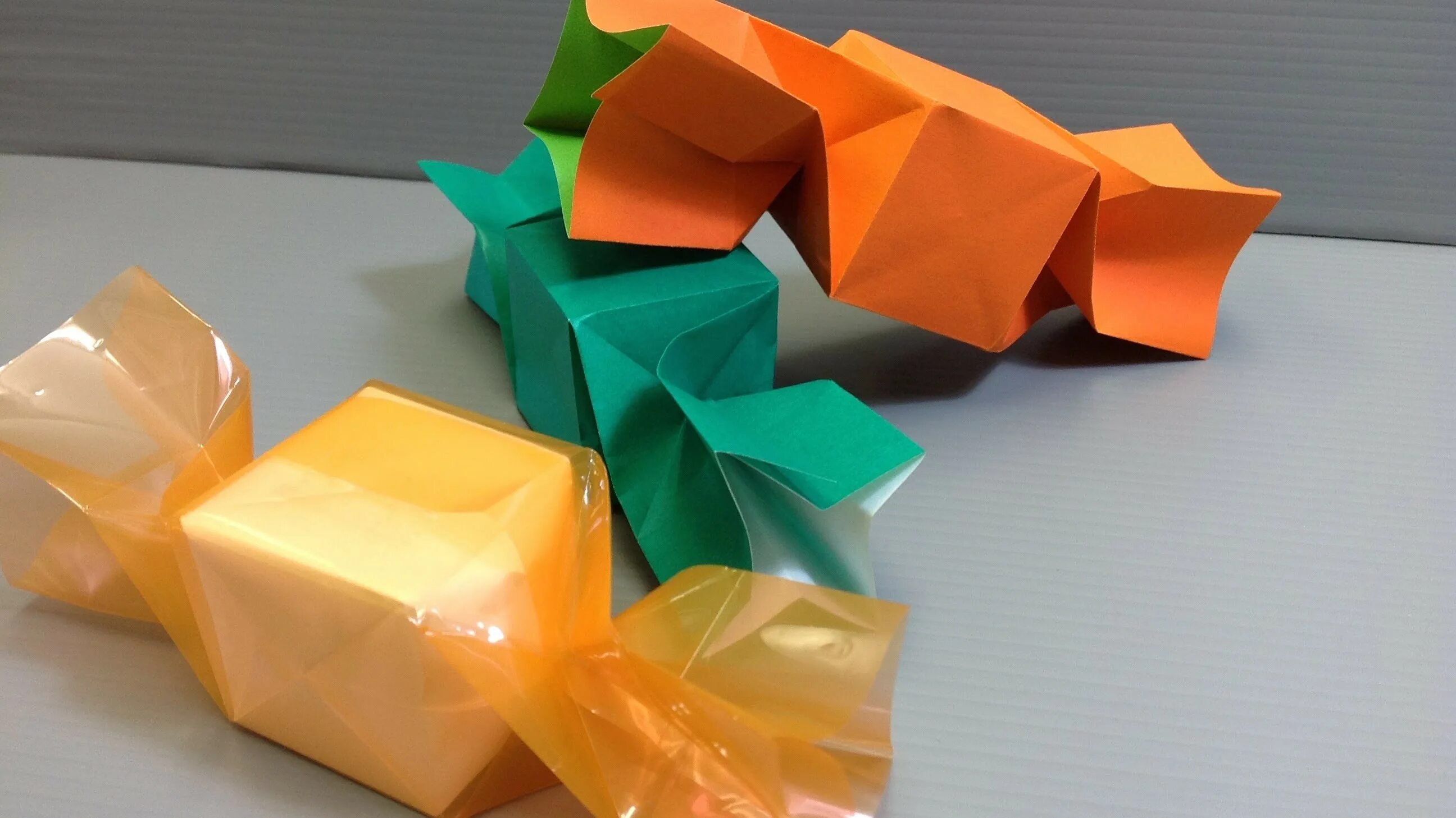 Конфета из бумаги. Оригами конфетка из бумаги для детей. Конфета из картона. Как можно сделать конфеты из бумаги. Шаблон коробки в виде конфеты.
