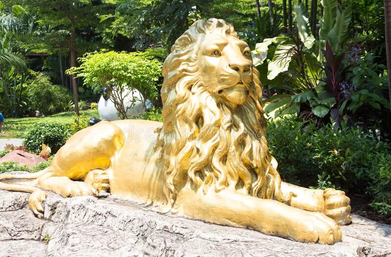 Лев трещин. Золотой Лев статуя. Сидящий Лев скульптура. Золотой сидячий Лев. Красивая статуя золотого Льва.