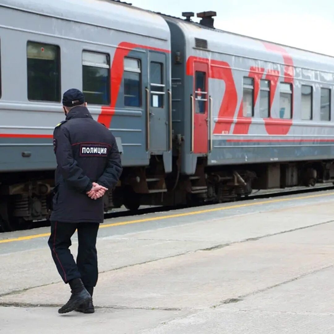 Скоростной поезд уфа. Поезд дальнего следования. Уфа железная дорога. Парень из оренбурга на поезде. Новая электричка оренбург.