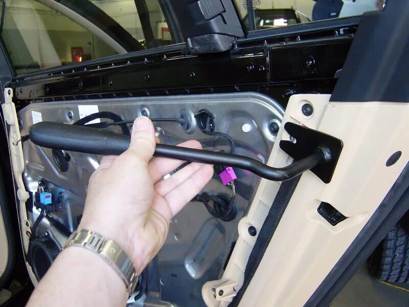 Карта сдвижной двери фольксваген т4. Фольксваген т5 транспортер дверь передняя изнутри. Снять обшивку дверей т5. Обшивка задней двери фольксваген т5. Снять обшивку дверей т5.