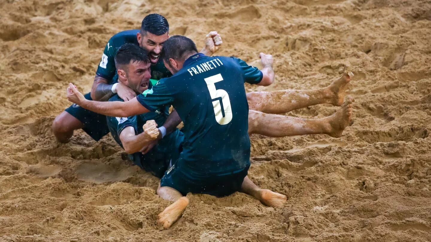 Beach soccer world. Пляжный футбол. Пляжный футбол пенальти. Футбол на пляже. Женский пляжный футбол.