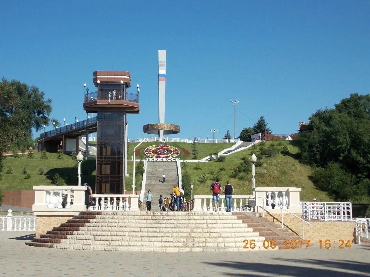 Черкесск парк зеленый остров. ПКИО зеленый остров Черкесск. Черкесск старый зеленый остров. Зеленый парк черкесск