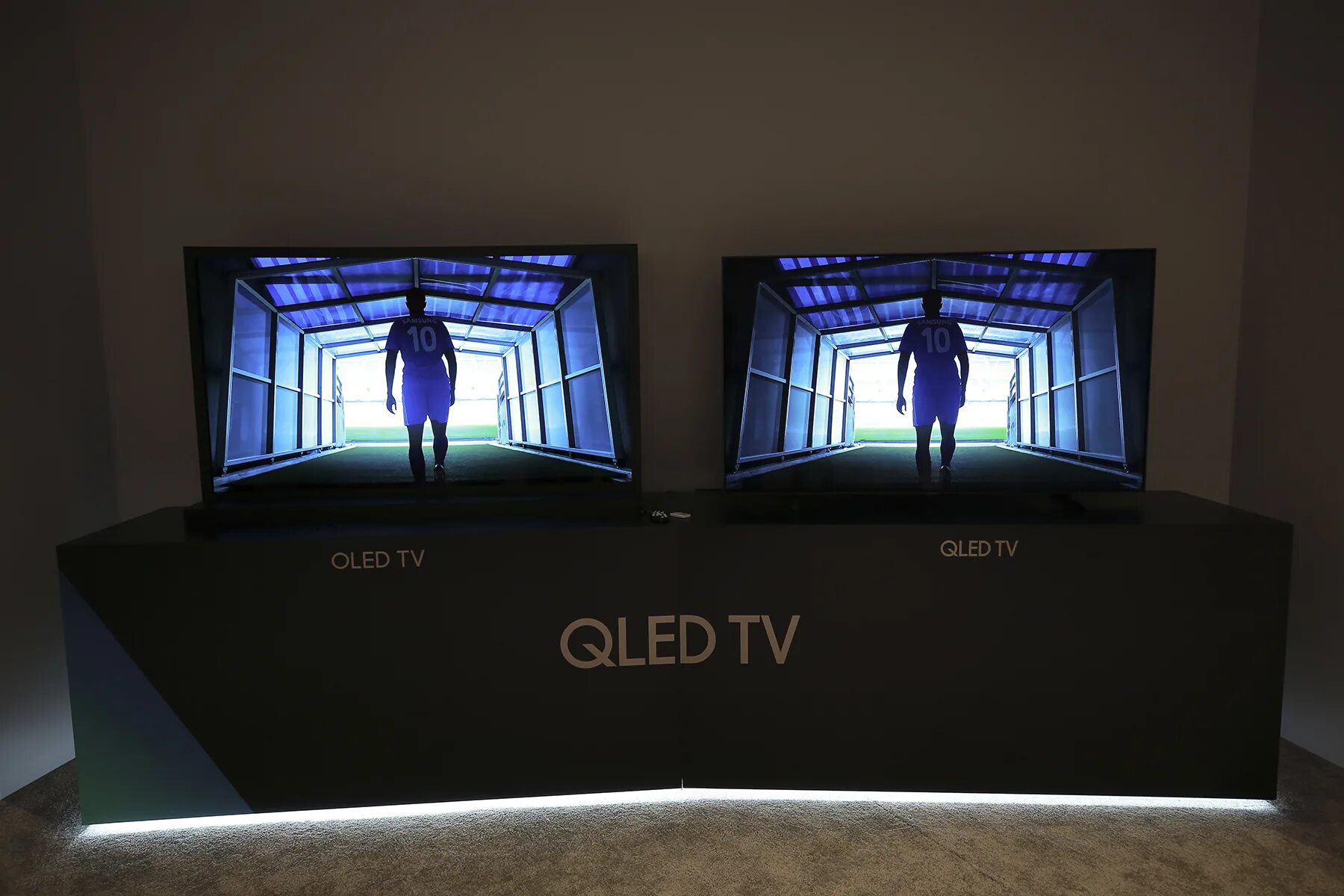 QLED 2018 Samsung. OLED va QLED. OLED vs QLED. Led QLED OLED.