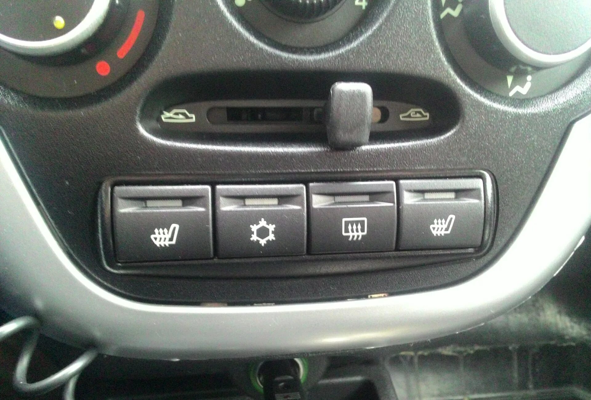 Кнопка обогрева заднего стекла киа рио. 4 тойота. Как поменять кнопку обогрева. Как поменять кнопку обогрева. Кнопка подогрева зеркал лада калина 1119.