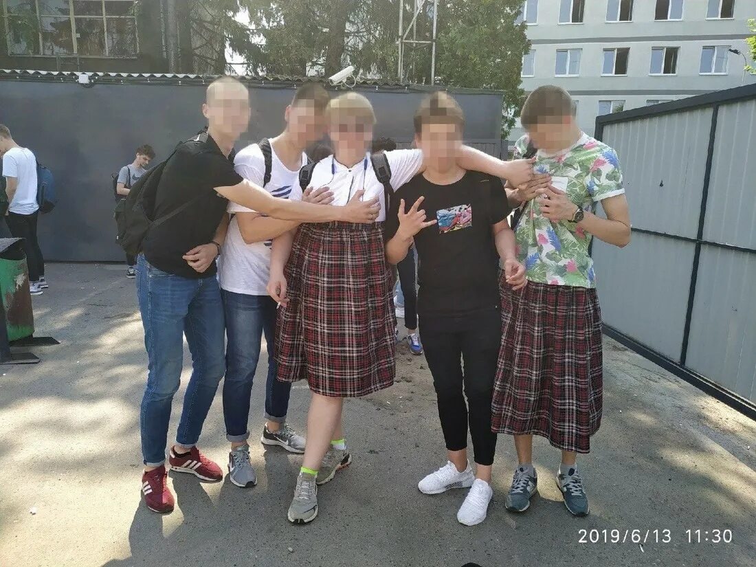 Не хожу в колледж. Колледж парни. в чем ходить в колледж. пацаны в колледже. мальчик носит юбку.
