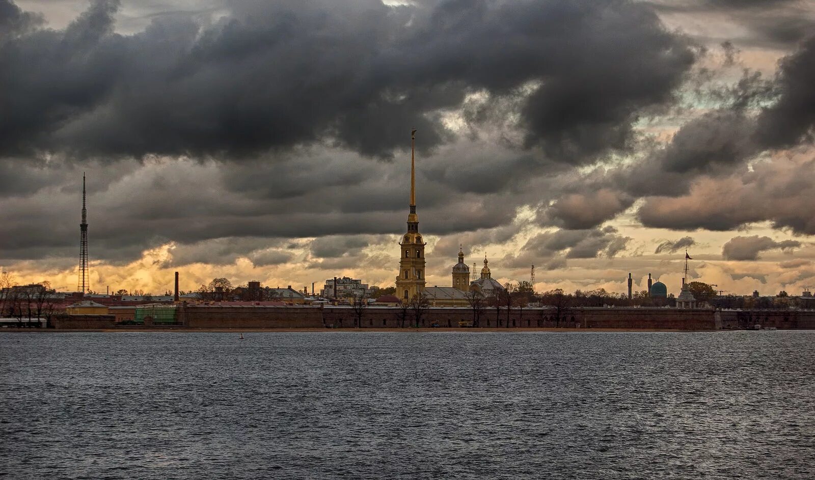 Петропавловская крепость мост. Питер дожди Петропавловская крепость. Пасмурный питер