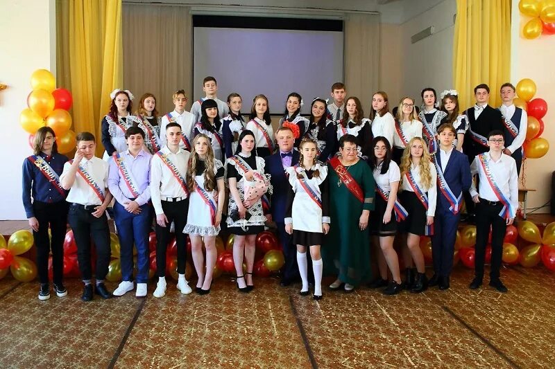 выпускной 2017. школьный выпускной 2008. выпускницы 2017. окна на последний звонок в школе. школа номер 1 змеиногорск.