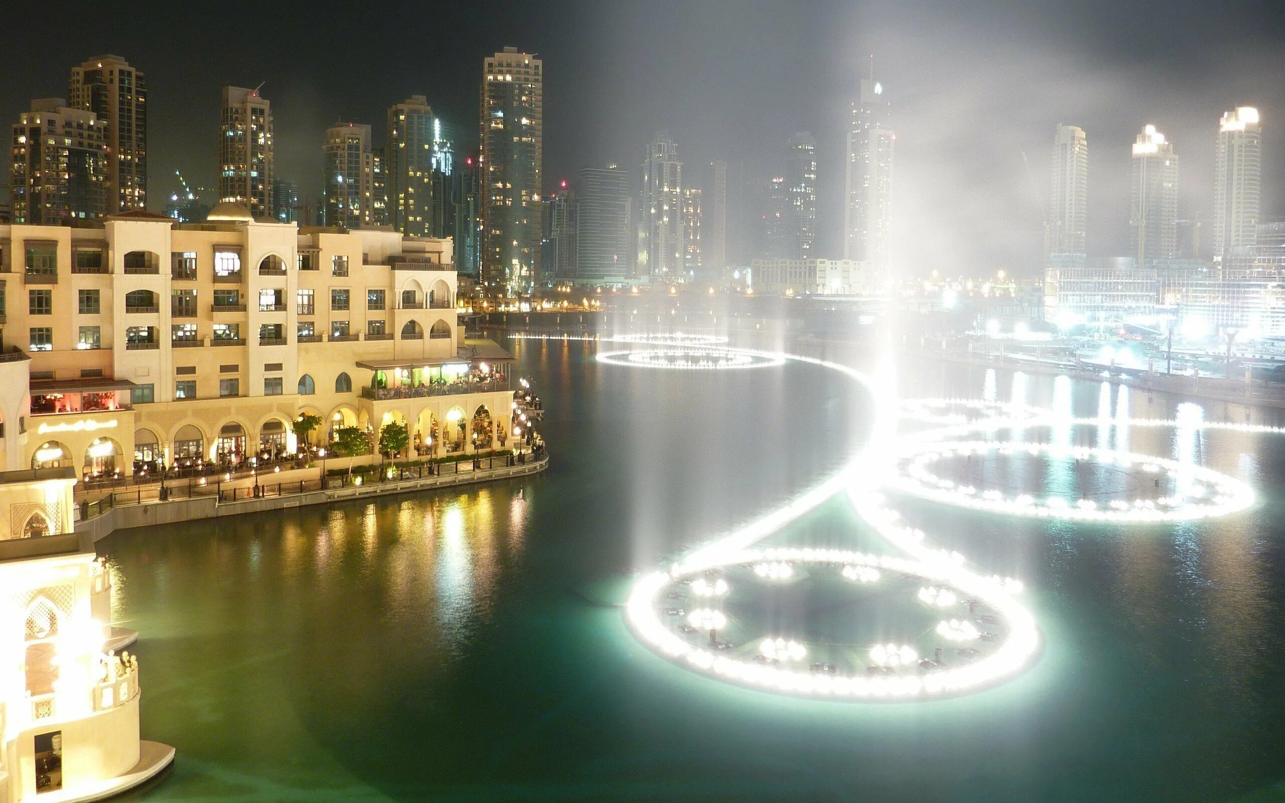 Дубайские видео. Бурдж Халифа фонтаны. Поющие фонтаны Бурдж Халифа. The Palm Fountain Дубай.