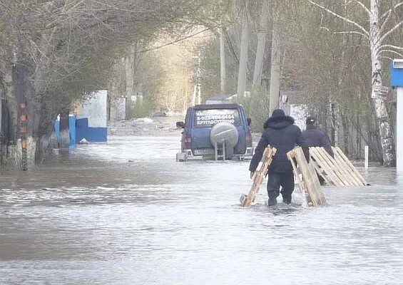 Веб камеры уровня воды. Таштагол наводнение 2004 год. Паводок Новокузнецк. Наводнение Новокузнецк. Паводок Карлык.