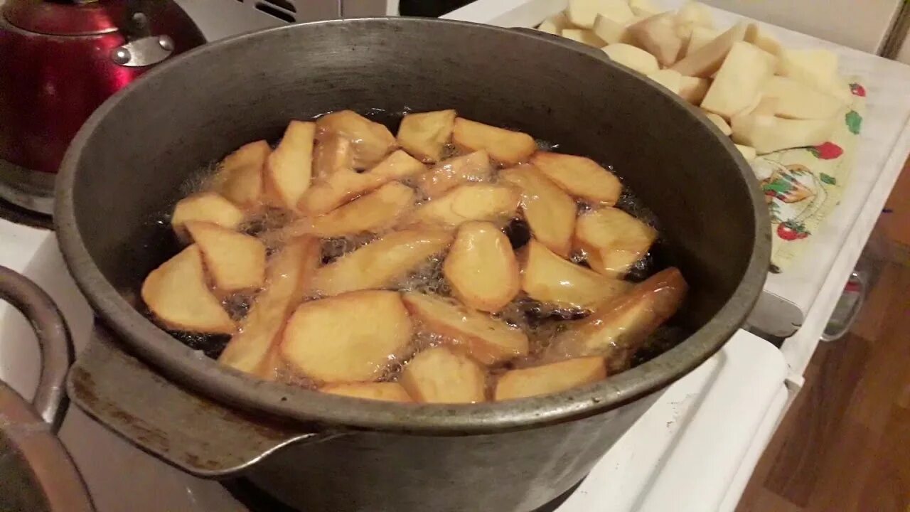 Картошка в казане соус. Картошка дольками в казане. Картошка в кипящем масле. Картофель кусочками в кипящем масле. Картошка в масле в казане.