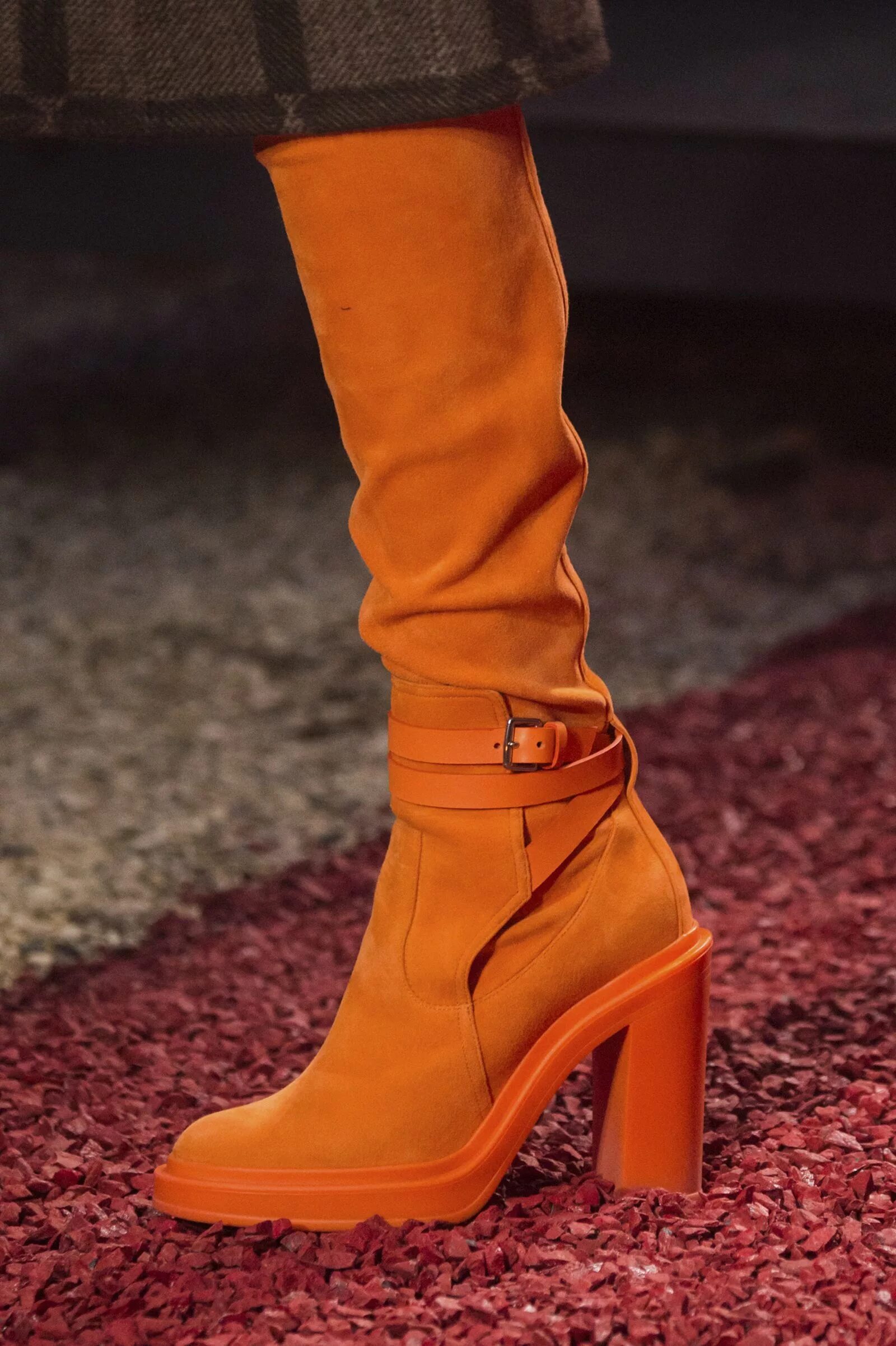 Orange boot. Модные сапоги Хермес. Ботфорты Эрмес. Ботильоны Hermes. Оранжевые сапоги.