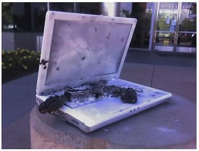 Разбил ноутбук. Сломанный ноутбук. Разбитый ноутбук. Убитый ноутбук. Поломанный ноутбук.