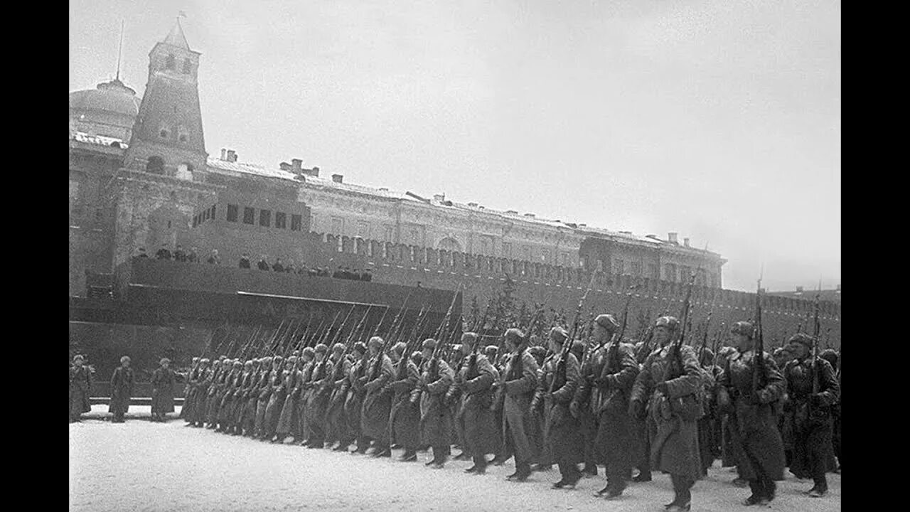 Парад на красной площади 1941. Парад 7 ноября 1941 года в Москве на красной площади. Парад на красной площади 1941 битва за Москву. Битва за Москву 7 ноября 1941 года. Где проходил военный парад 7 ноября 1941