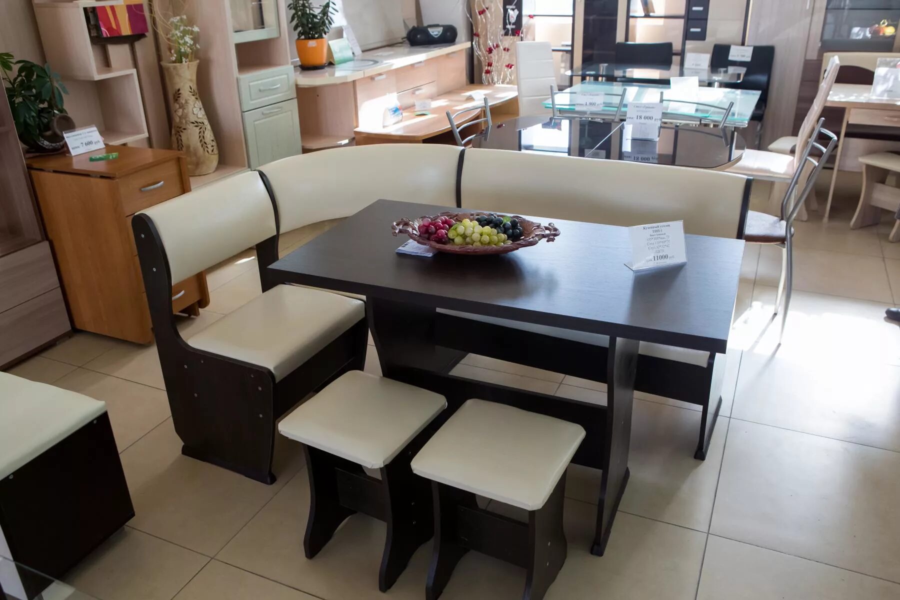 Кухонный стол и стулья. Обеденный стол версаче. W. Стол «токио-12» luminar 168 компания “акрона” 2023. Современные столы для кухни.