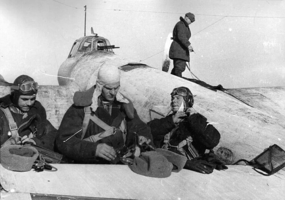 Летчик бомбардировщик герой советского союза. Пе-2 экипаж. Пе 2 в зимнем камуфляже.