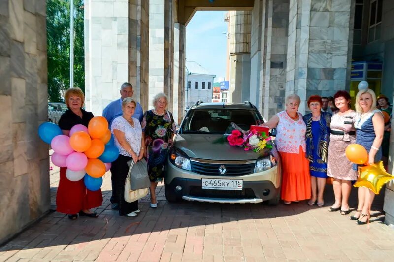 Вручение автомобиля. Вручение автомобиля в салоне. Вручение машины в подарок. Вручение автомобиля оформления.