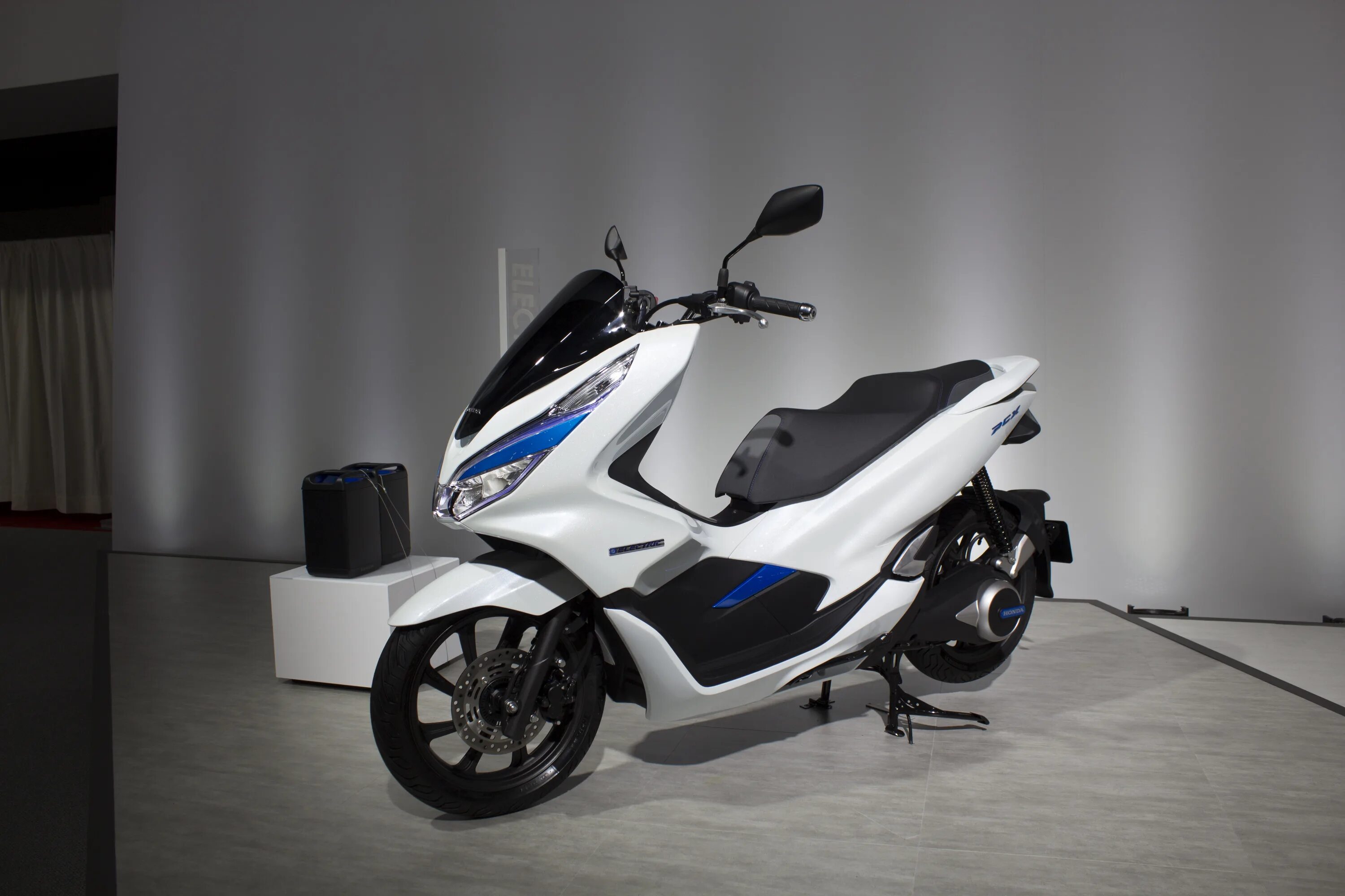 Honda PCX Hybrid. Honda PCX гибридный. Honda PCX 160. Скутер PCX гибрид.