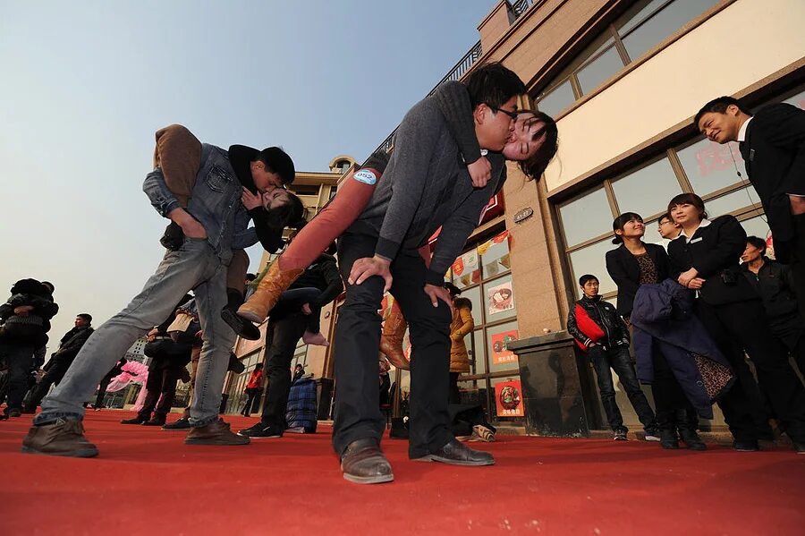 Китай г э. Волнения уйгур в урумчи (2009). Китай г э. 2001 год китайский. Китай люди на улице.