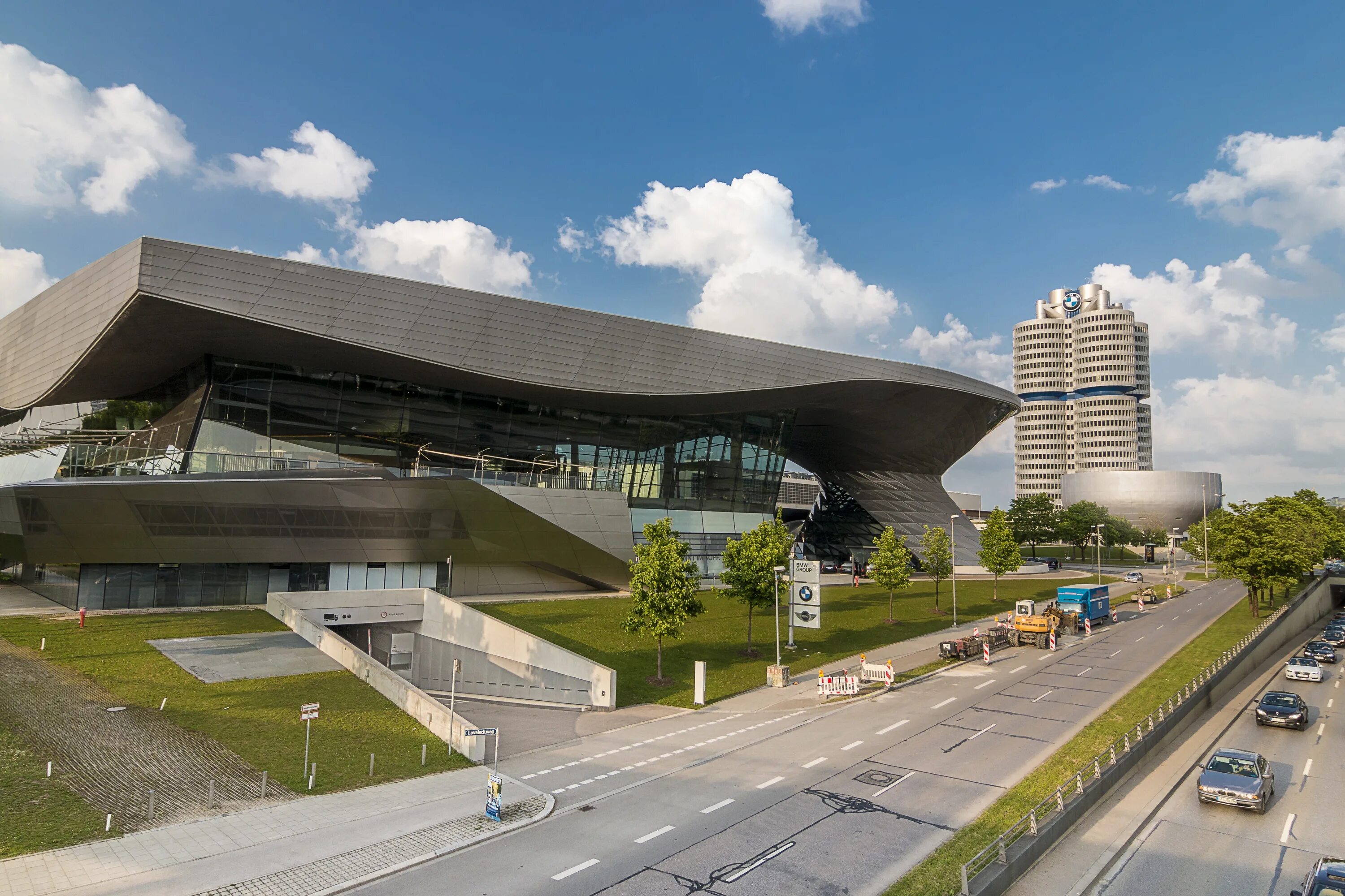 Выставочное здание. BMW Welt Мюнхен. Музей «BMW Welt» в Мюнхене. Выставочное здание BMW Welt, Мюнхен, Германия. Многофункциональный выставочный центр мир БМВ В Мюнхене.