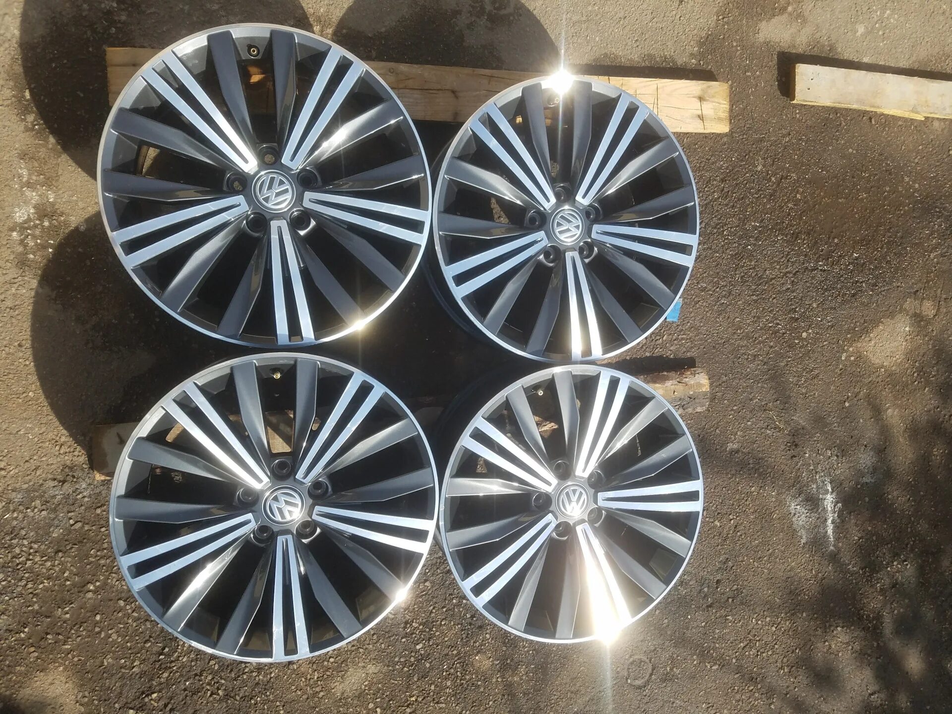 Авито диски на фольксваген. Palmerston r18 vw. Оригинальные диски r16 vw jetta 5. Оригинальные диски на фольксваген р 19 оманит. Диски vw r16.